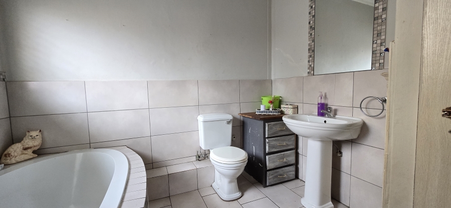 2 Bedroom Property for Sale in Waterval East North West